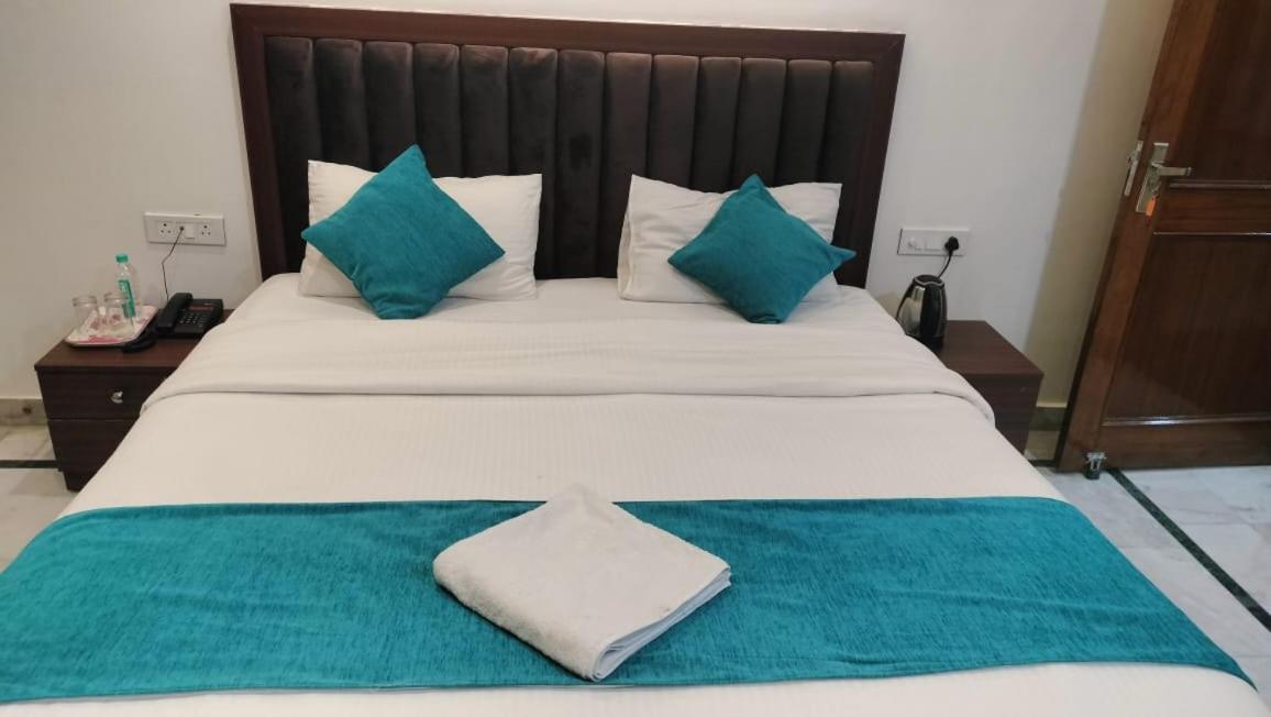 Lavish Living Villa Váránaszi Kültér fotó